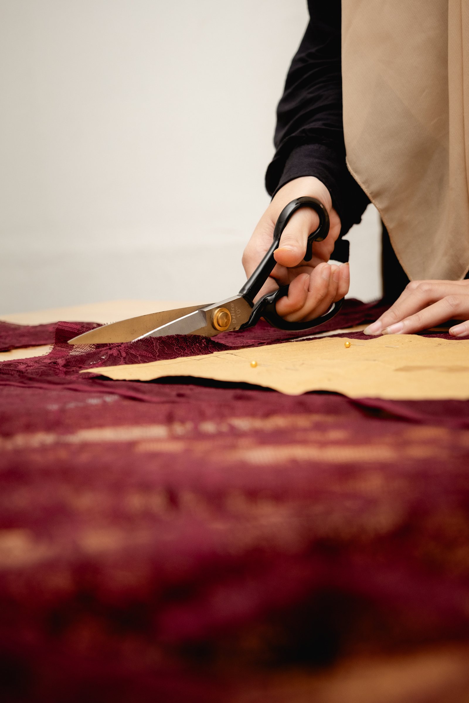 Proses pemotongan kain di The Bridal